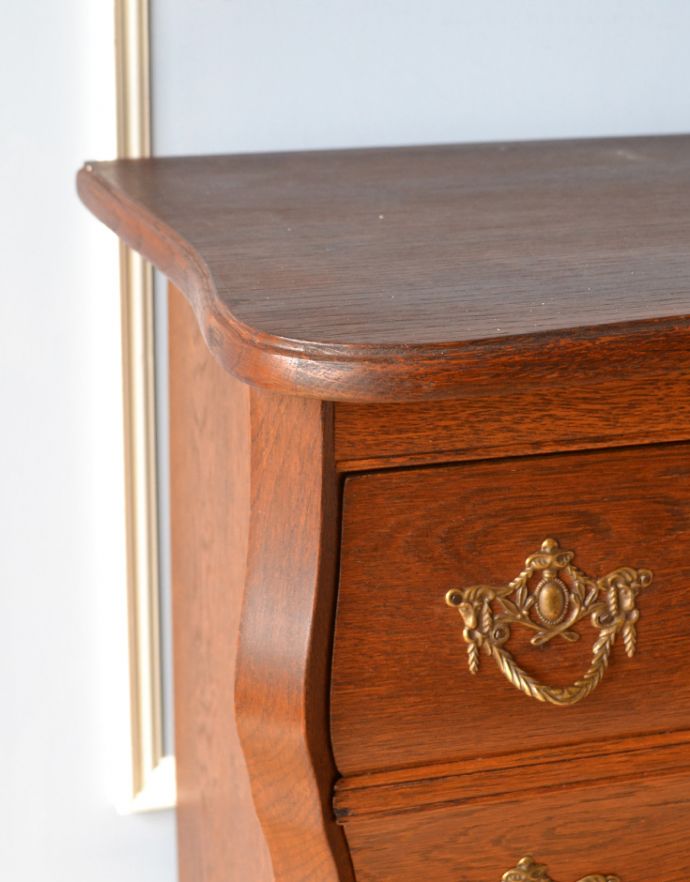 アンティークのチェスト　アンティーク家具　フランスの優雅なアンティーク家具、どこでも大活躍してくれるオーク材の３段チェスト（コモード）。角が丸く仕上がっているので、お子さまのいるご家庭にも使いやすいのではないでしょうか。(j-1736-f)