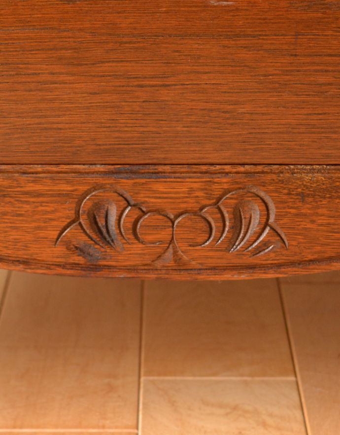 アンティークのチェスト　アンティーク家具　フランスの優雅なアンティーク家具、どこでも大活躍してくれるオーク材の３段チェスト（コモード）。隅々まで繊細な彫があります。(j-1736-f)