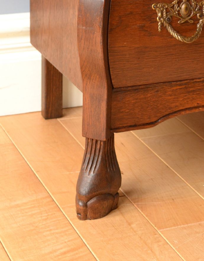 アンティークのチェスト　アンティーク家具　フランスの優雅なアンティーク家具、どこでも大活躍してくれるオーク材の３段チェスト（コモード）。どっしり貫禄のある脚先。(j-1736-f)