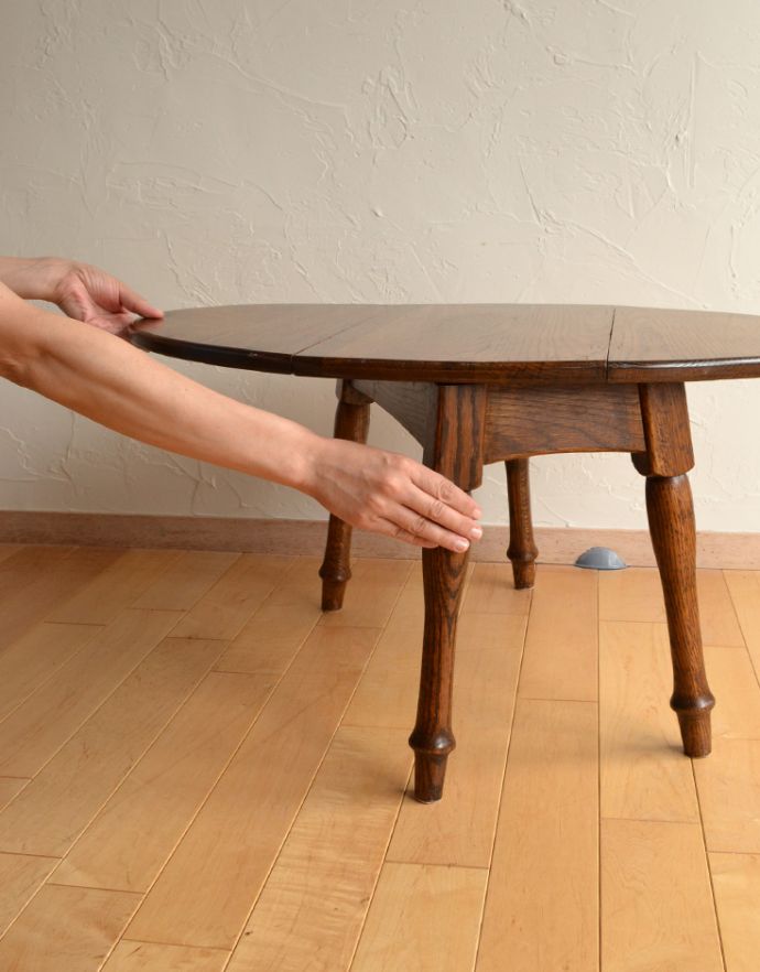 ロイドテーブル　アンティーク家具　便利なアンティーク家具、小さなゲートレッグテーブル（伸張式テーブル）。広げるのはとっても簡単！天板を広げて回転させるだけ。(j-1738-f)