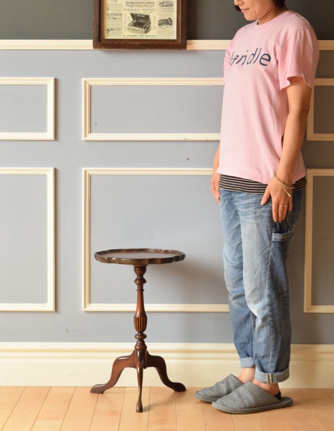 ロイドテーブル アンティーク家具 イギリスのお洒落なアンティーク家具、天板のカットが可憐なワインテーブル(オケージョナルテーブル) 。玄関で花器を飾ったり、ソファの前に持ってくれば、ちょうどいいサイドテーブルに。(j-1739-f)