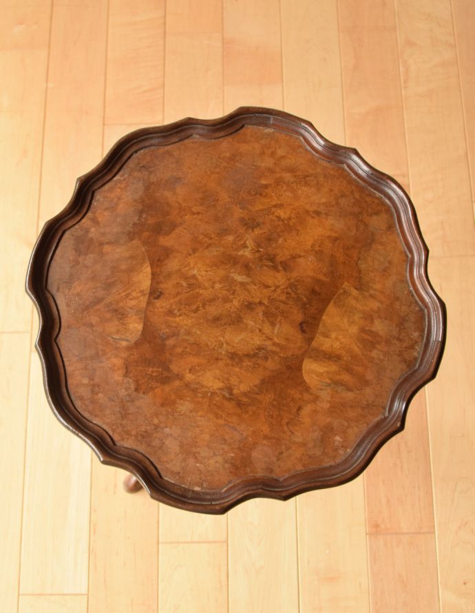ロイドテーブル アンティーク家具 イギリスのお洒落なアンティーク家具、天板のカットが可憐なワインテーブル(オケージョナルテーブル) 。天板もキレイに仕上げました。(j-1739-f)