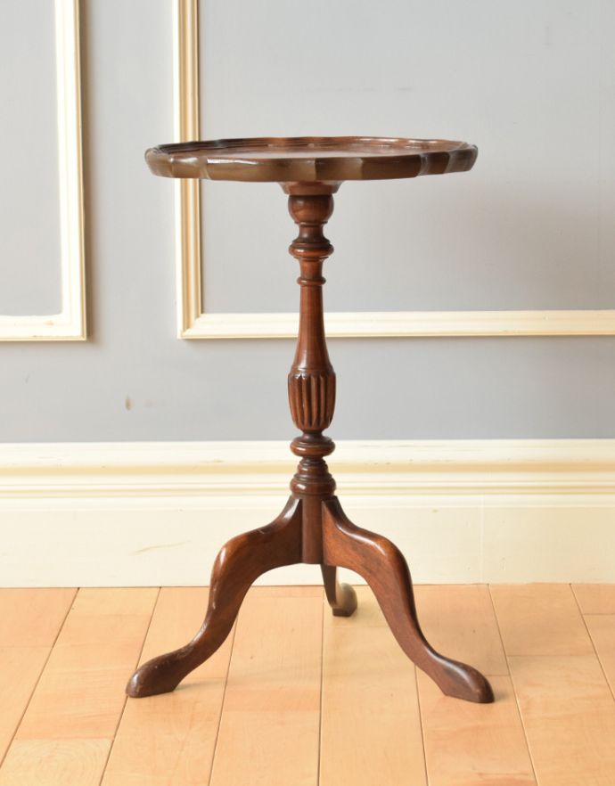 ロイドテーブル アンティーク家具 イギリスのお洒落なアンティーク家具、天板のカットが可憐なワインテーブル(オケージョナルテーブル) 。高級感のある彫りのデザインと脚先の優雅なカーブが自慢のテーブルです。(j-1739-f)
