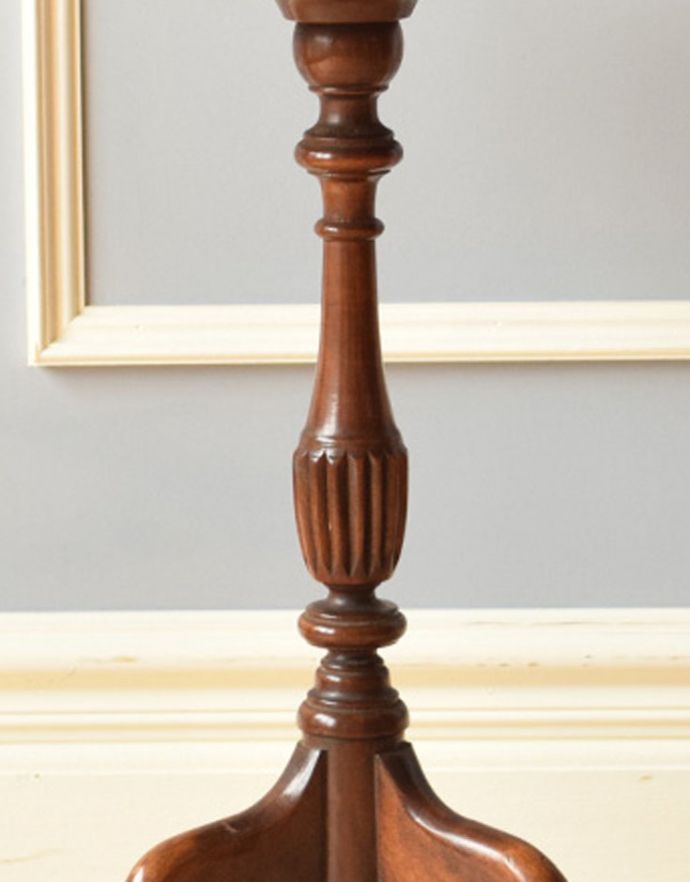 ロイドテーブル アンティーク家具 イギリスのお洒落なアンティーク家具、天板のカットが可憐なワインテーブル(オケージョナルテーブル) 。1つ1つキレイな装飾には、思わずうっとりしてしまいます。(j-1739-f)