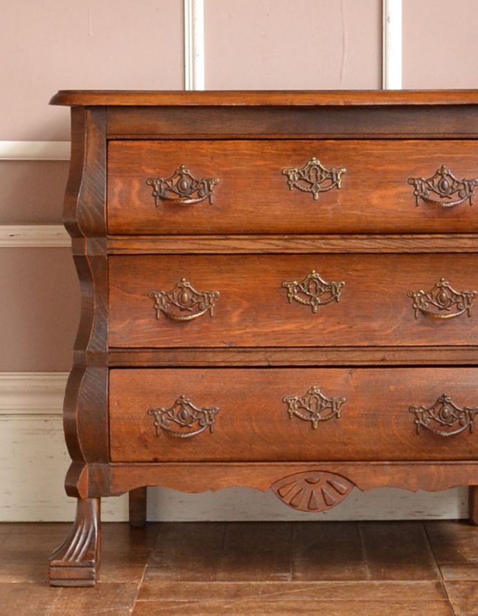 アンティークのチェスト　アンティーク家具　アンティークのフレンチ輸入家具、オーク材の３段チェスト（コモード）。リビングでは筆記用具、ティッシュボックス、など近くに置いておきたいものを収納しておけばとっても便利ですよ。(j-1741-f)