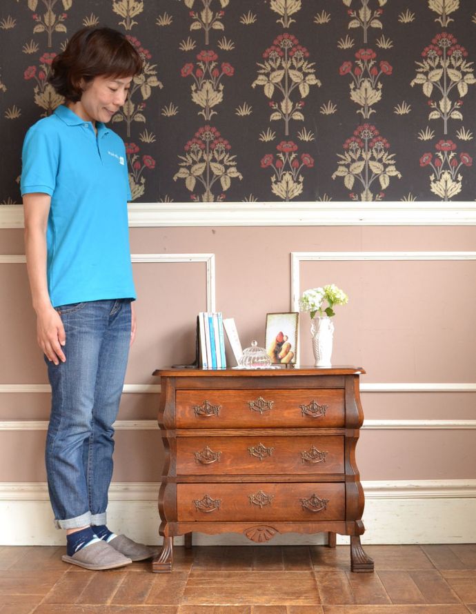 アンティークのチェスト　アンティーク家具　アンティークのフレンチ輸入家具、オーク材の３段チェスト（コモード）。高級感があって女性らしい優しい曲線。(j-1741-f)