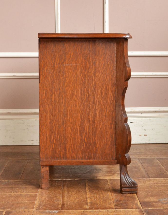 アンティークのチェスト　アンティーク家具　アンティークのフレンチ輸入家具、オーク材の３段チェスト（コモード）。前板が波打っています。(j-1741-f)