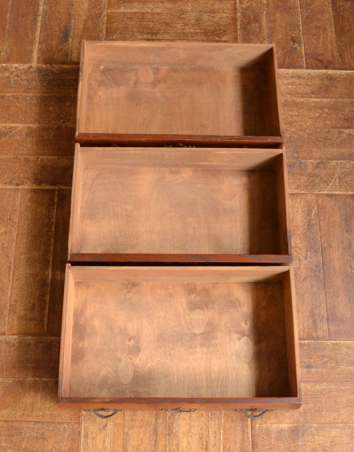 アンティークのチェスト　アンティーク家具　アンティークのフレンチ輸入家具、オーク材の３段チェスト（コモード）。引き出しは３杯。(j-1741-f)