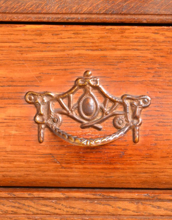 アンティークのチェスト　アンティーク家具　アンティークのフレンチ輸入家具、オーク材の３段チェスト（コモード）。エンブレムをモチーフにした優雅な取っ手。(j-1741-f)