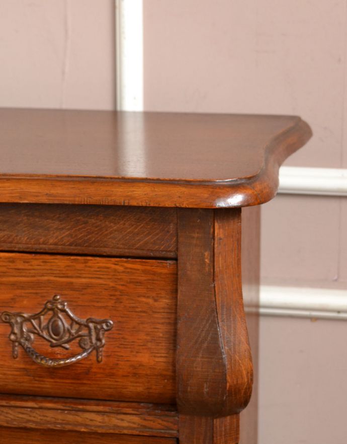 アンティークのチェスト　アンティーク家具　アンティークのフレンチ輸入家具、オーク材の３段チェスト（コモード）。角が丸く仕上がっているので、お子さまのいるご家庭にも使いやすいのではないでしょうか。(j-1741-f)