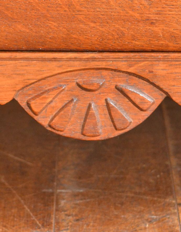 アンティークのチェスト　アンティーク家具　アンティークのフレンチ輸入家具、オーク材の３段チェスト（コモード）。隅々まで繊細な彫があります。(j-1741-f)