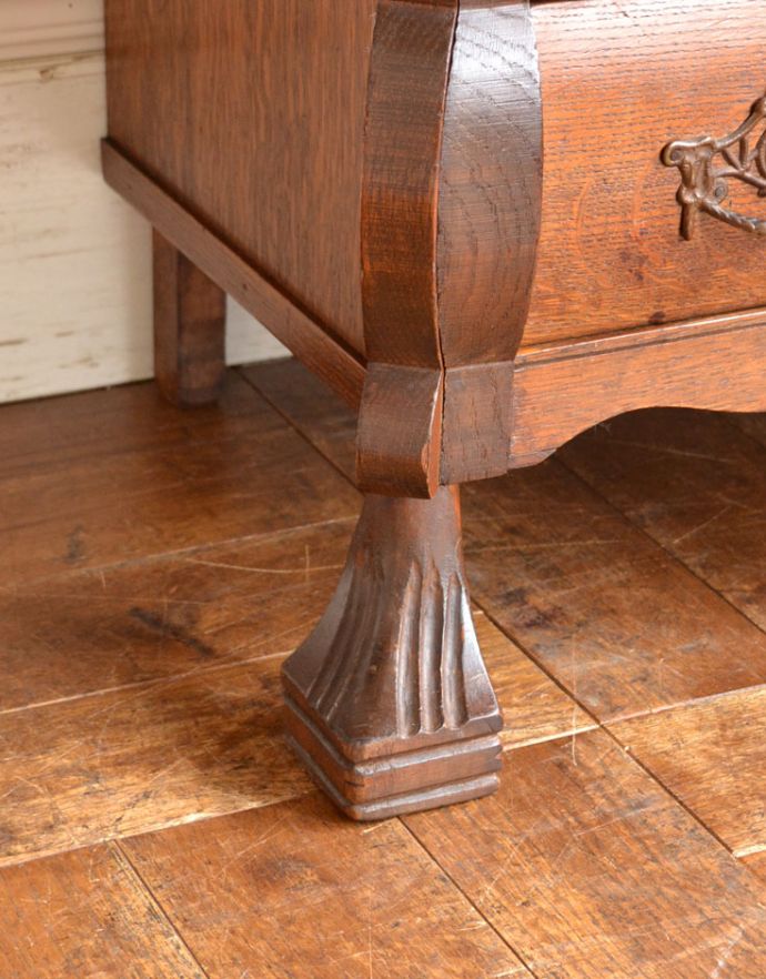アンティークのチェスト　アンティーク家具　アンティークのフレンチ輸入家具、オーク材の３段チェスト（コモード）。どっしり貫禄のある脚先。(j-1741-f)