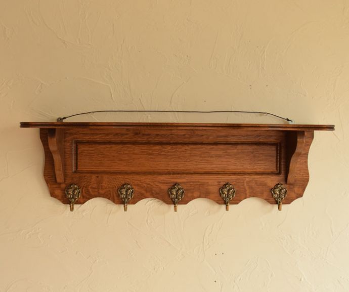 ウォールシェルフ・ウォールハンガー アンティーク家具 フランスアンティークの壁付け家具、真鍮製フックが付いたオーク材のウォールハンガー(壁付けシェルフ)。木製で存在感のある本格的なインテリアです。(j-1742-f)