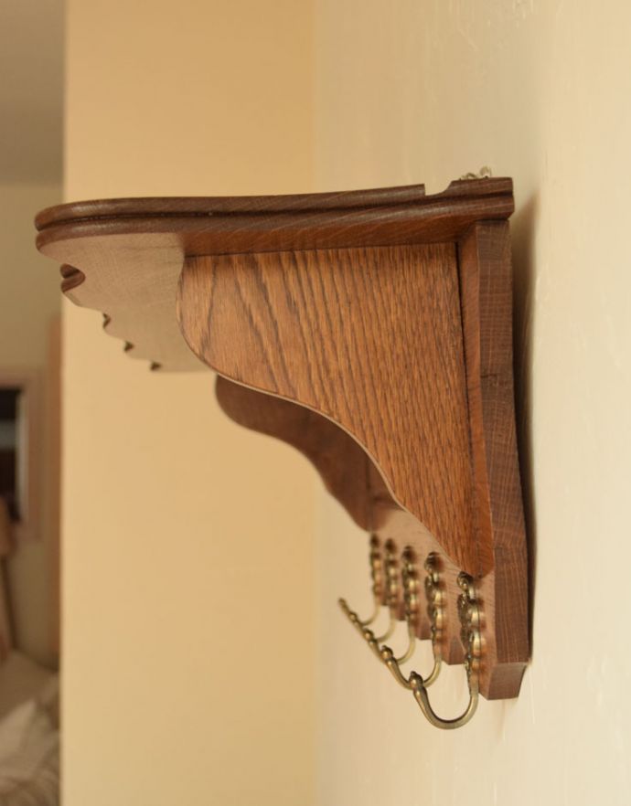 ウォールシェルフ・ウォールハンガー アンティーク家具 フランスアンティークの壁付け家具、真鍮製フックが付いたオーク材のウォールハンガー(壁付けシェルフ)。横から見ても美しいデザインです。(j-1742-f)
