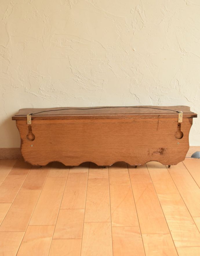 ウォールシェルフ・ウォールハンガー アンティーク家具 フランスアンティークの壁付け家具、真鍮製フックが付いたオーク材のウォールハンガー(壁付けシェルフ)。きちんとメンテナンスしてあるので、裏側もキレイです。(j-1742-f)