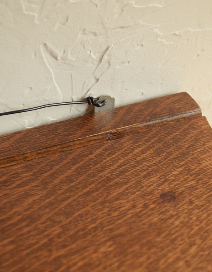 ウォールシェルフ・ウォールハンガー アンティーク家具 フランスアンティークの壁付け家具、真鍮製フックが付いたオーク材のウォールハンガー(壁付けシェルフ)。天板には溝が入っているので、写真やカードなどを立て掛けておくこともできます。(j-1742-f)