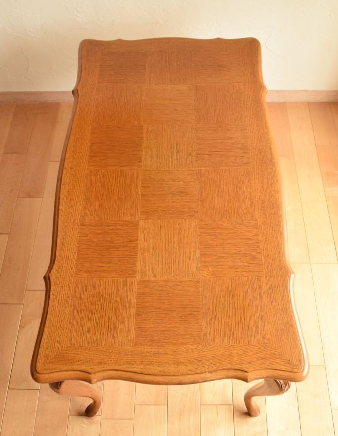 ロイドテーブル　アンティーク家具　南フランスの美しいアンティーク家具、脚まで美しいコーヒーテーブル。天板もピカピカにお直ししています。(j-1743-f)