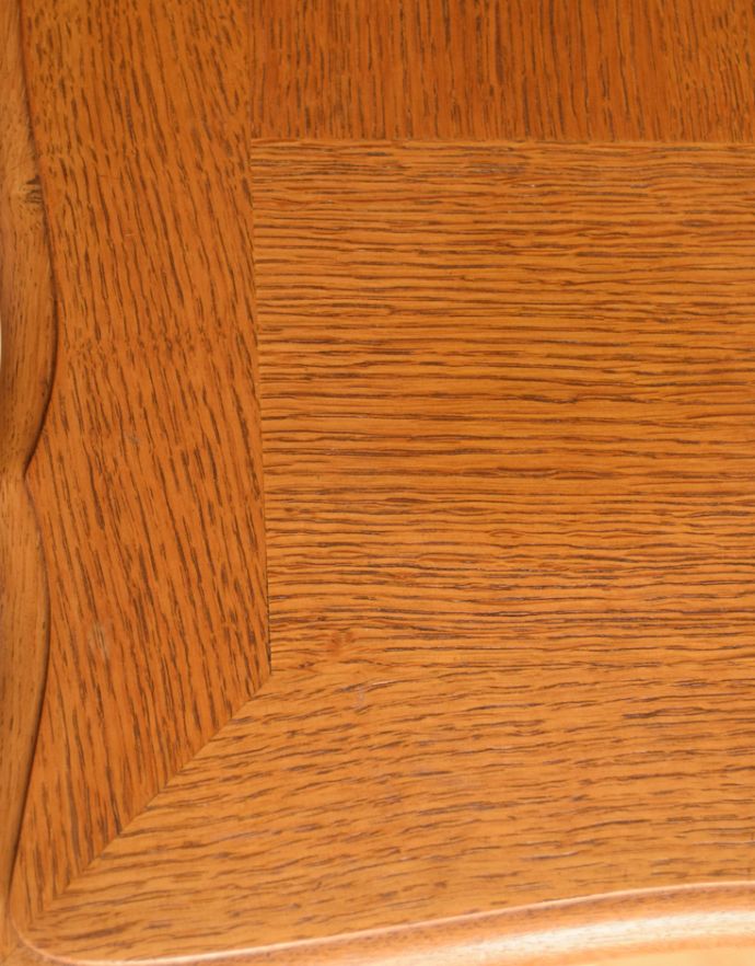 ロイドテーブル　アンティーク家具　南フランスの美しいアンティーク家具、脚まで美しいコーヒーテーブル。角は丸く仕上げているので、小さいお子さんがいるご家庭でも安心です。(j-1743-f)