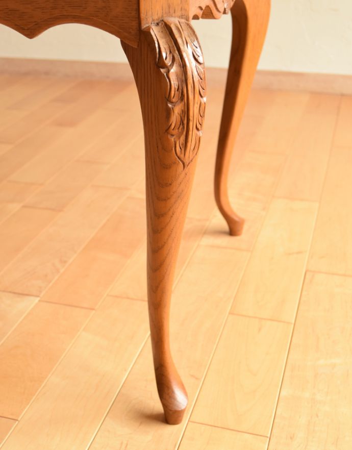 ロイドテーブル　アンティーク家具　南フランスの美しいアンティーク家具、脚まで美しいコーヒーテーブル。美しい猫脚でしっかりテーブルを支えます。(j-1743-f)