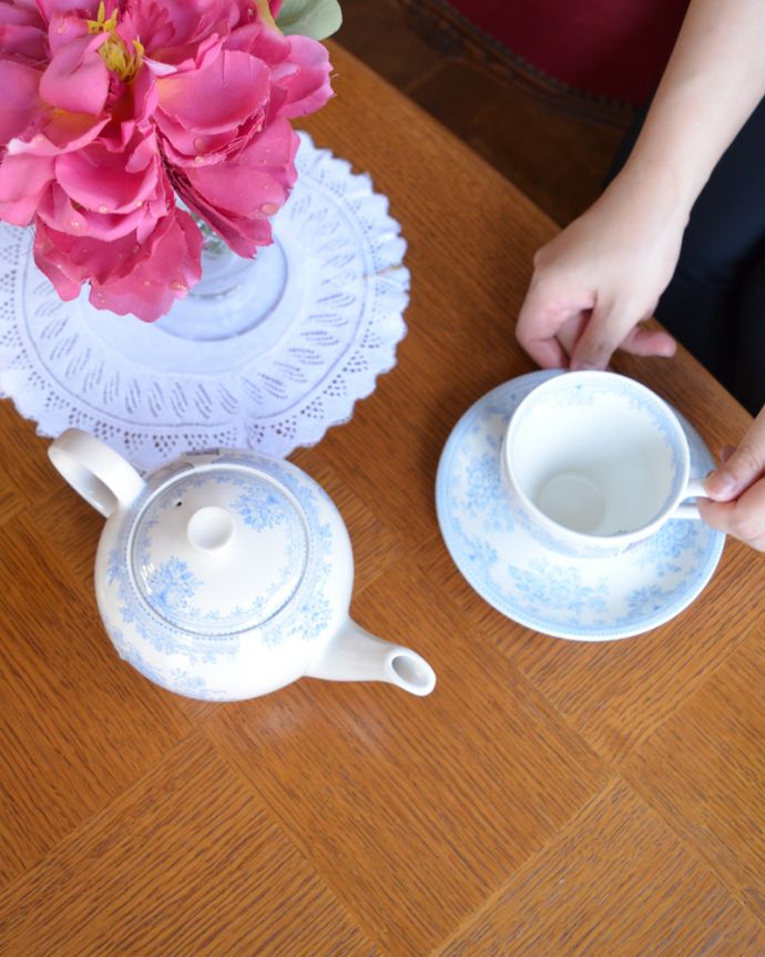 ロイドテーブル　アンティーク家具　南フランスの美しいアンティーク家具、脚まで美しいコーヒーテーブル。オーク材の綺麗な木目も自慢。(j-1743-f)