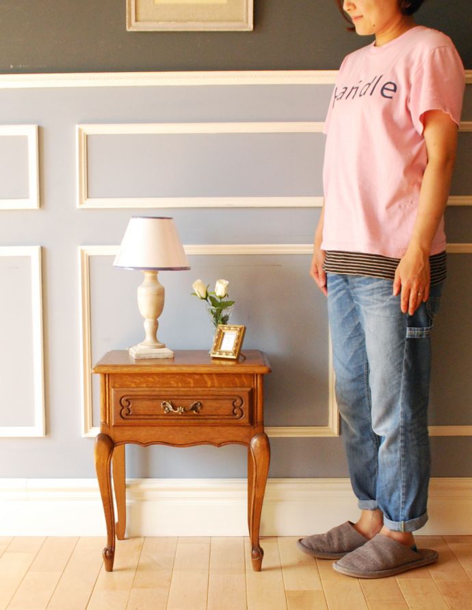 アンティークのチェスト アンティーク家具 南フランスのアンティーク家具、小さくて可愛いベッドサイドチェスト。チェアの横に置けば、サイドテーブル代わりに。(j-1744-f)