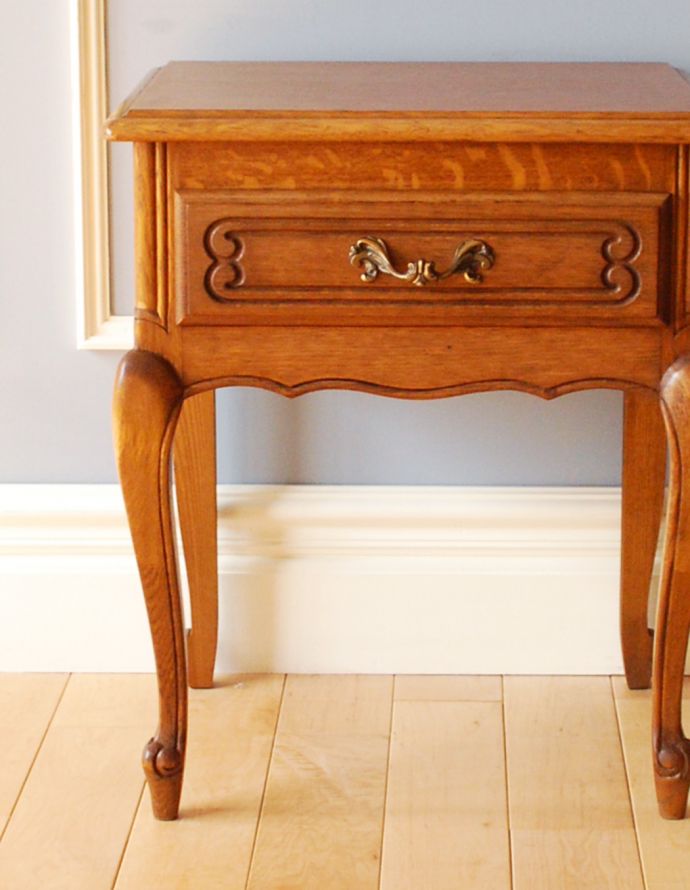 アンティークのチェスト アンティーク家具 南フランスのアンティーク家具、小さくて可愛いベッドサイドチェスト。リビングではメモ、リモコン、筆記用具など近くに置いておきたいものを収納しておけばとっても便利ですよ。(j-1744-f)