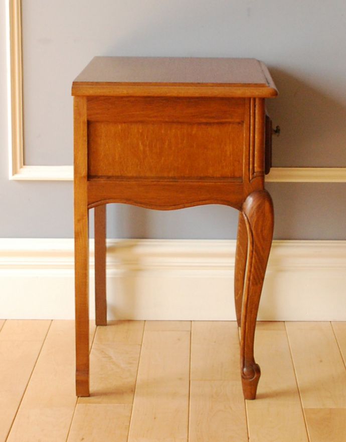 アンティークのチェスト アンティーク家具 南フランスのアンティーク家具、小さくて可愛いベッドサイドチェスト。サイドもカットが施され、どこから見ても絵になる美しさです。(j-1744-f)