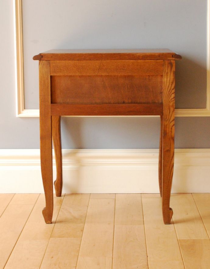 アンティークのチェスト アンティーク家具 南フランスのアンティーク家具、小さくて可愛いベッドサイドチェスト。きちんとメンテナンスしてあるので、裏側もキレイです。(j-1744-f)