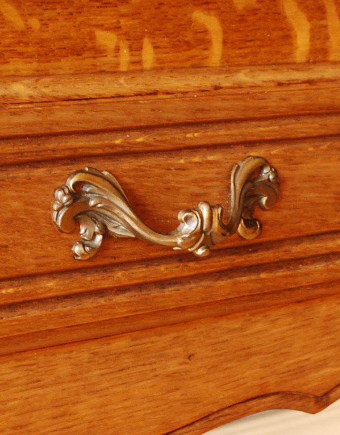 アンティークのチェスト アンティーク家具 南フランスのアンティーク家具、小さくて可愛いベッドサイドチェスト。アンティークならではの高級感のある取っ手です。(j-1744-f)