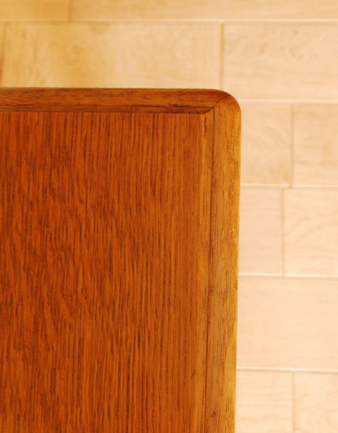 アンティークのチェスト アンティーク家具 南フランスのアンティーク家具、小さくて可愛いベッドサイドチェスト。角が丸く仕上がっているので、小さなお子さまがいるご家庭にも使って頂けます。(j-1744-f)