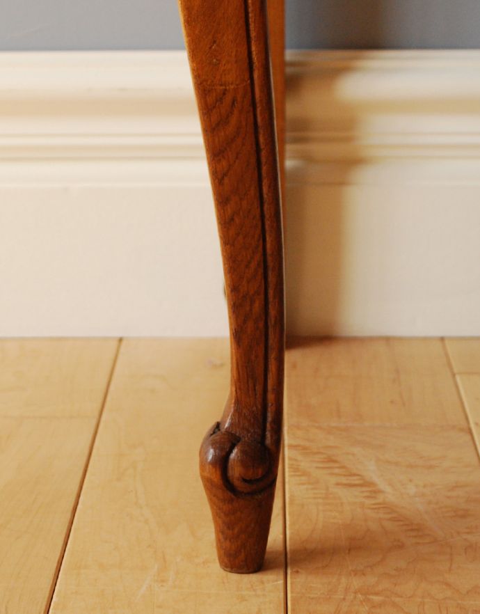 アンティークのチェスト アンティーク家具 南フランスのアンティーク家具、小さくて可愛いベッドサイドチェスト。上品で美しい猫脚です。(j-1744-f)