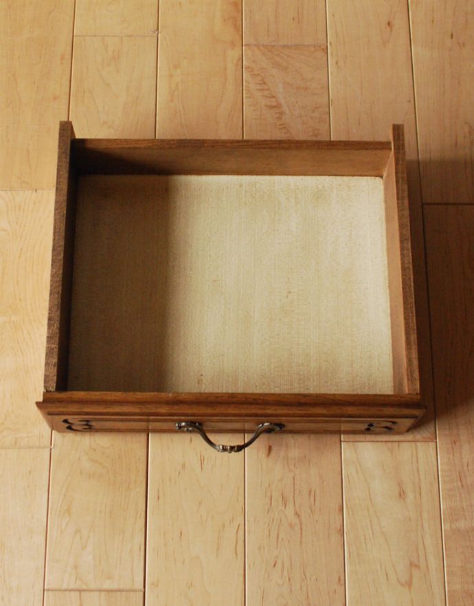 アンティークのチェスト アンティーク家具 南フランスのアンティーク家具、小さくて可愛いベッドサイドチェスト。引き出しは1杯。(j-1744-f)