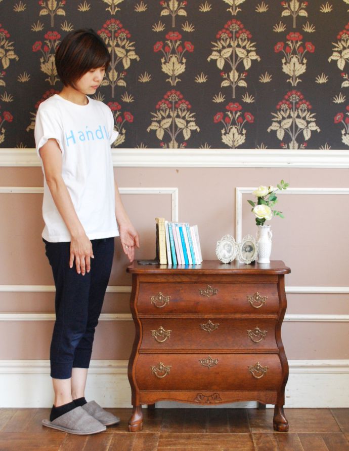 アンティークのチェスト　アンティーク家具　アンティークの素敵なフレンチ家具、３段タイプのチェスト（コモード）。高級感があって女性らしい優しい曲線。(j-1745-f)