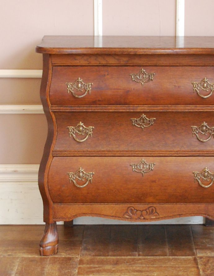 アンティークのチェスト　アンティーク家具　アンティークの素敵なフレンチ家具、３段タイプのチェスト（コモード）。リビングではメモ、リモコン、筆記用具など近くに置いておきたいものを収納しておけばとっても便利ですよ。(j-1745-f)