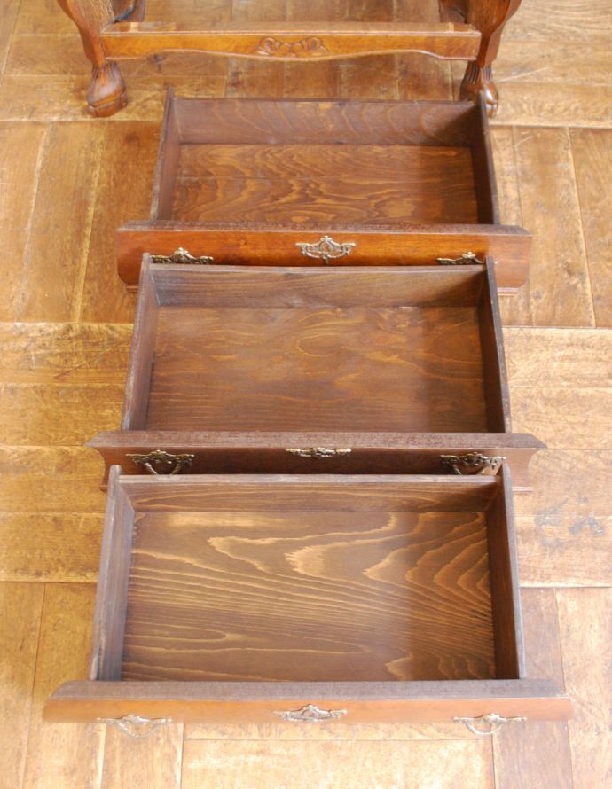 アンティークのチェスト　アンティーク家具　アンティークの素敵なフレンチ家具、３段タイプのチェスト（コモード）。引き出しは３杯。(j-1745-f)