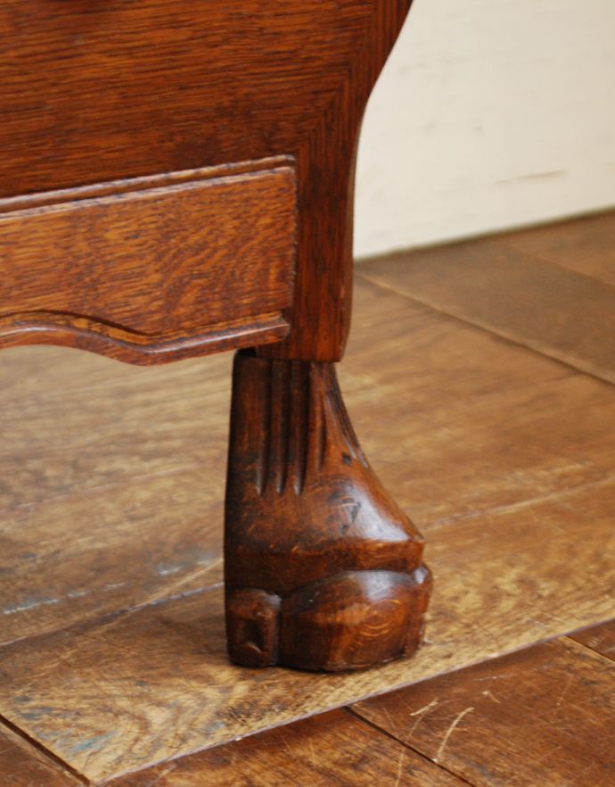 アンティークのチェスト　アンティーク家具　アンティークの素敵なフレンチ家具、３段タイプのチェスト（コモード）。どっしり貫禄のある脚先。(j-1745-f)