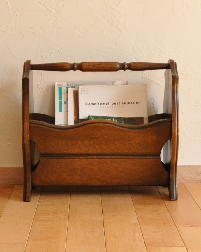 マガジンラック　アンティーク家具　木製のアンティークフランス家具、持ち手にも装飾が付いたマガジンラック。このマガジンラックなら、新聞さえおしゃれに収納できますね。(j-1746-f)