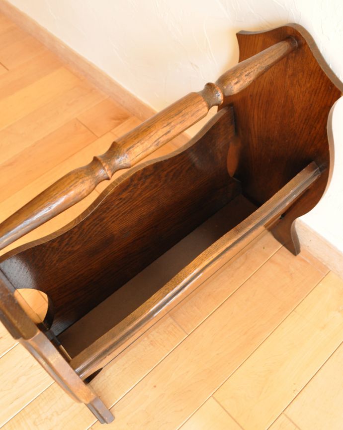 マガジンラック　アンティーク家具　木製のアンティークフランス家具、持ち手にも装飾が付いたマガジンラック。アンティークは新品ではないので、経年変化によるキズはありますが、専門の職人によって目立たないようにキレイにお直しをしています。(j-1746-f)