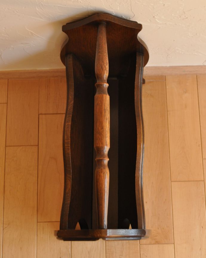 マガジンラック　アンティーク家具　木製のアンティークフランス家具、持ち手にも装飾が付いたマガジンラック。中までしっかりとお手入れしています。(j-1746-f)