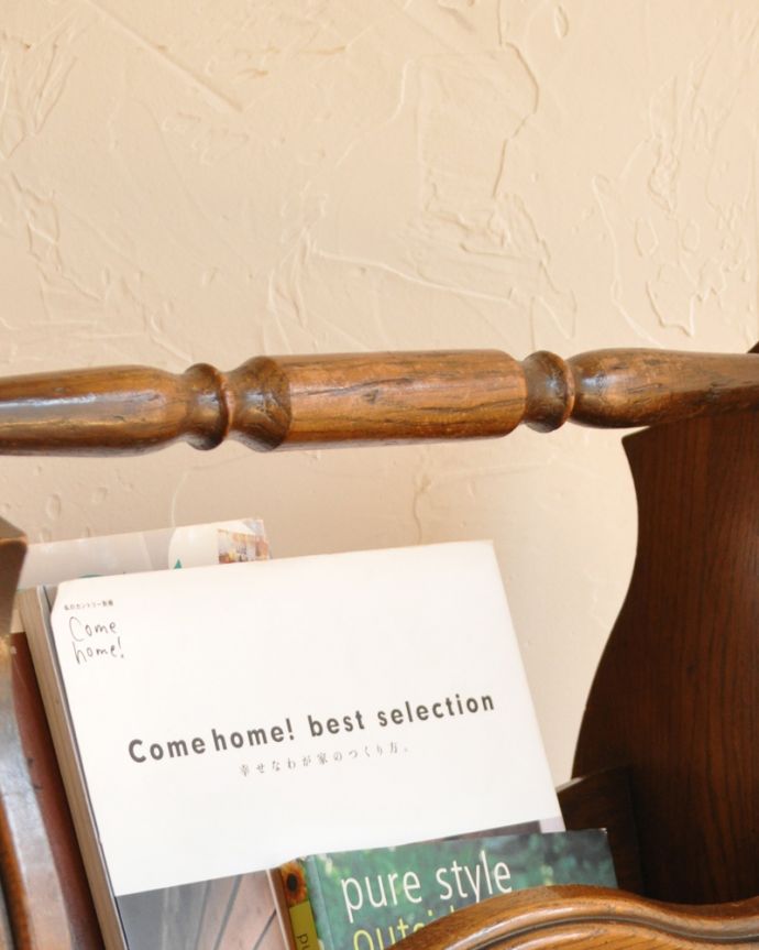 マガジンラック　アンティーク家具　木製のアンティークフランス家具、持ち手にも装飾が付いたマガジンラック。バーにも装飾が付いています。(j-1746-f)