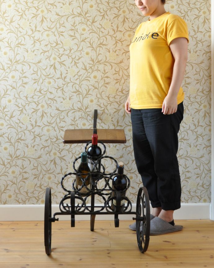 フレンチエレガントスタイル　アンティーク家具　フランスで見つけたアンティーク家具、アイアン×木のワインラック。ホームパーティーを盛り上げ、夜の晩酌タイムがより楽しみになる事間違いなしです。(j-1748-f)