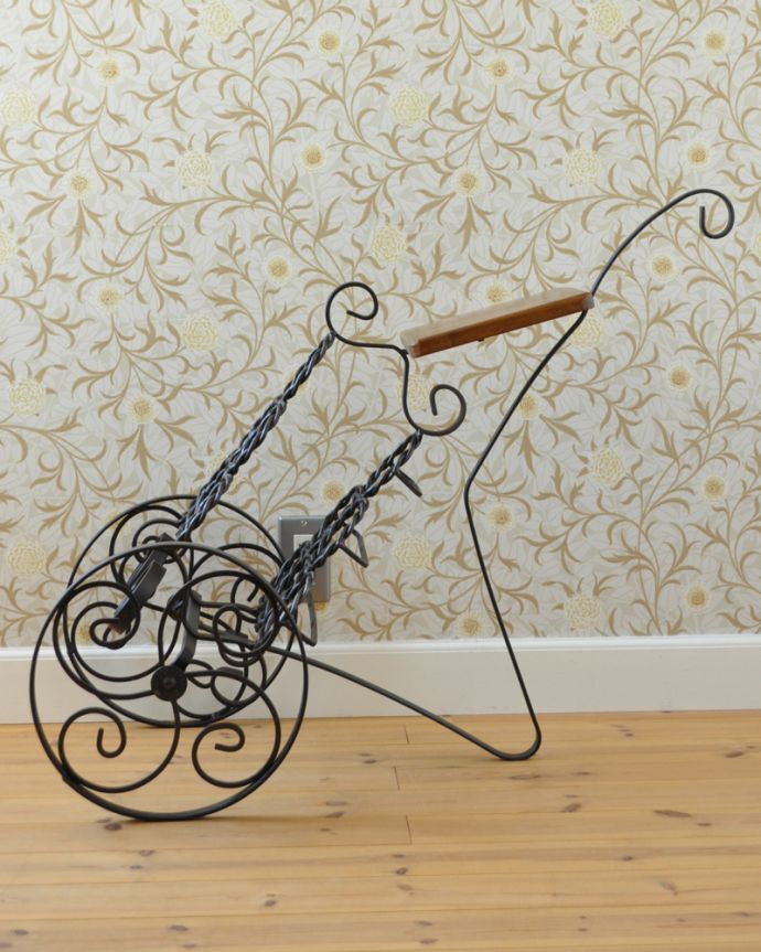 フレンチエレガントスタイル　アンティーク家具　フランスで見つけたアンティーク家具、アイアン×木のワインラック。アンティークは新品ではないので、経年変化によるキズはありますが、専門の職人によって目立たないようにキレイにお直しをしています。(j-1748-f)