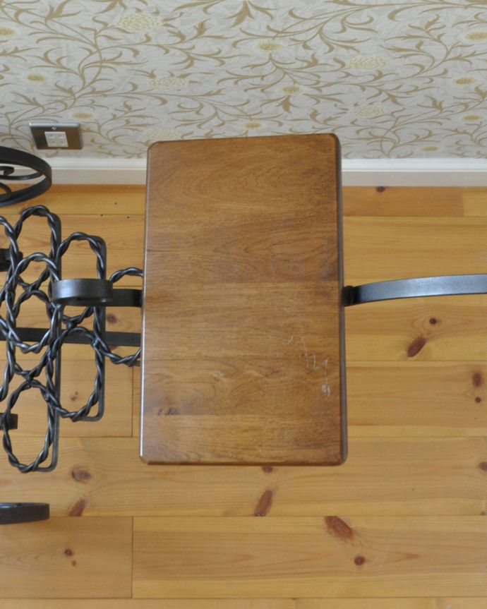 フレンチエレガントスタイル　アンティーク家具　フランスで見つけたアンティーク家具、アイアン×木のワインラック。きちんとお直ししているので、天板もキレイな状態です。(j-1748-f)