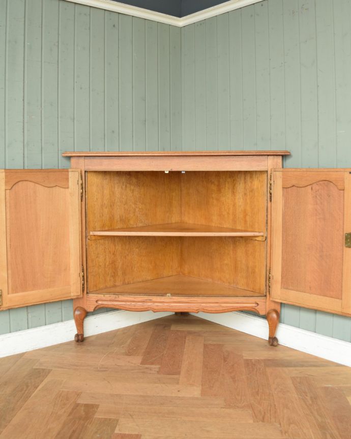 アンティークのキャビネット　アンティーク家具　優雅な彫りのアンティーク家具、小ぶりなフレンチコーナーキャビネット。飾り棚も三角形。(j-1749-f)