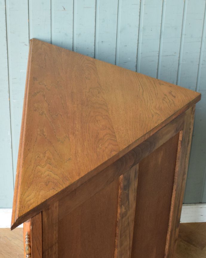 アンティークのキャビネット　アンティーク家具　優雅な彫りのアンティーク家具、小ぶりなフレンチコーナーキャビネット。天板もピカピカにお直ししました。(j-1749-f)