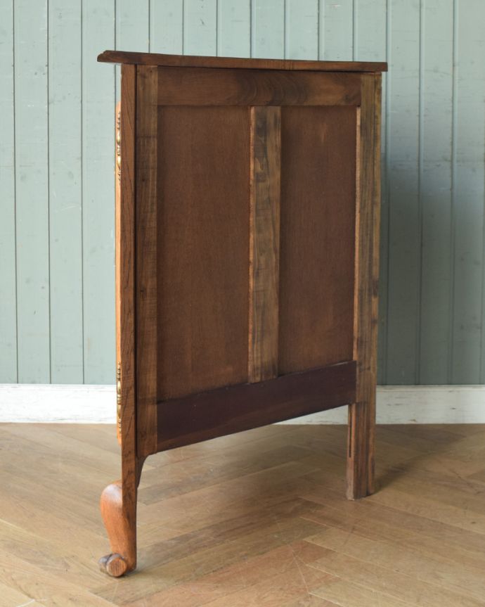 アンティークのキャビネット　アンティーク家具　優雅な彫りのアンティーク家具、小ぶりなフレンチコーナーキャビネット。丈夫に作られているので、長くお使いいただけます。(j-1749-f)