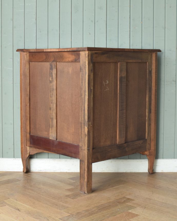 アンティークのキャビネット　アンティーク家具　優雅な彫りのアンティーク家具、小ぶりなフレンチコーナーキャビネット。しっかりメンテナンスしてあるので、裏側もキレイな状態です。(j-1749-f)