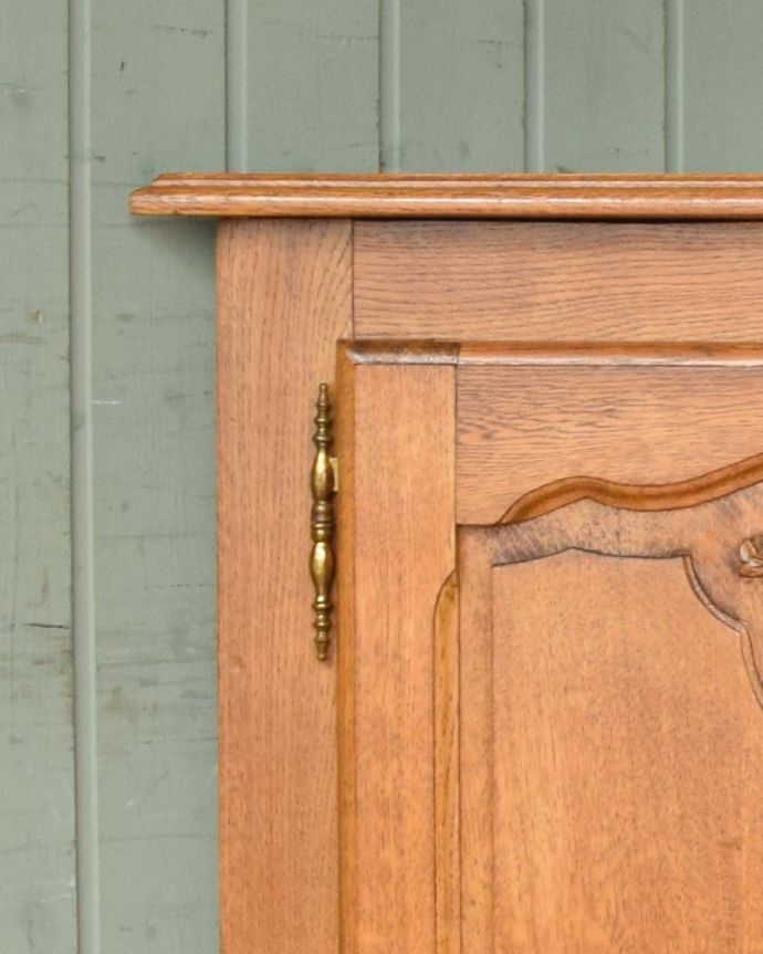 アンティークのキャビネット　アンティーク家具　優雅な彫りのアンティーク家具、小ぶりなフレンチコーナーキャビネット。天板の縁に至るまで、美しく見えるようにカッディングが工夫されています。(j-1749-f)