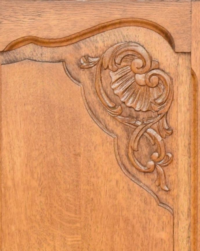 アンティークのキャビネット　アンティーク家具　優雅な彫りのアンティーク家具、小ぶりなフレンチコーナーキャビネット。植物があしらわれた装飾にはどこか和の美しさを感じます。(j-1749-f)