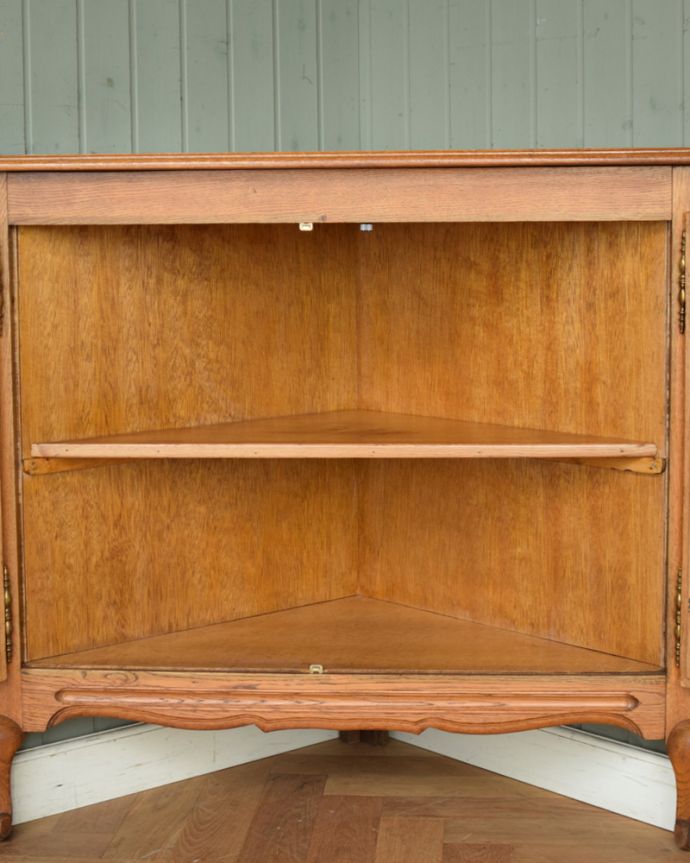 アンティークのキャビネット　アンティーク家具　優雅な彫りのアンティーク家具、小ぶりなフレンチコーナーキャビネット。扉内もボディと同じ色合いで仕上がっています。(j-1749-f)